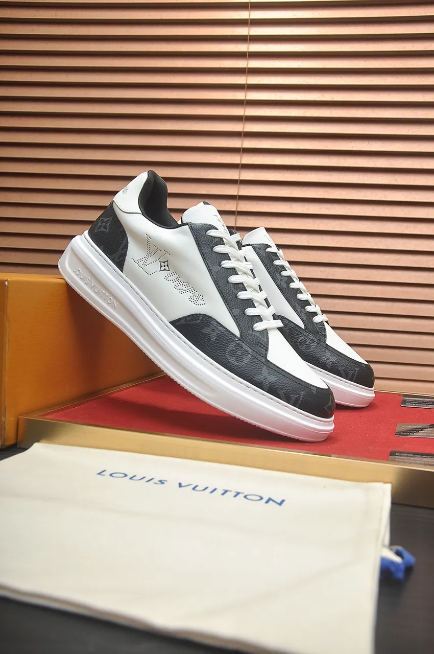 Men's men's shoes 💰640💶Original development, quality shipping, welcome to compare - LV sneaker series sports shoes introduce the loose silhouette of the ready-to-wear series into the spring and summer men's wear shows and make an eye-catching appearance. The cow leather upper is combined with rough fabric laces, and colorful beading highlights the brand's classic elements. LV letters mark the tongue and Monogram floral outsole. Mixed materials Made of top-grain cowhide, thick shoelace design, large Monogram print on the side, mesh lining and cotton feet, the comfort is as extreme as ever, premium heritage, quality first, worth owning! Size: Men’s 38-45 (45 is custom-made and cannot be returned or exchanged)